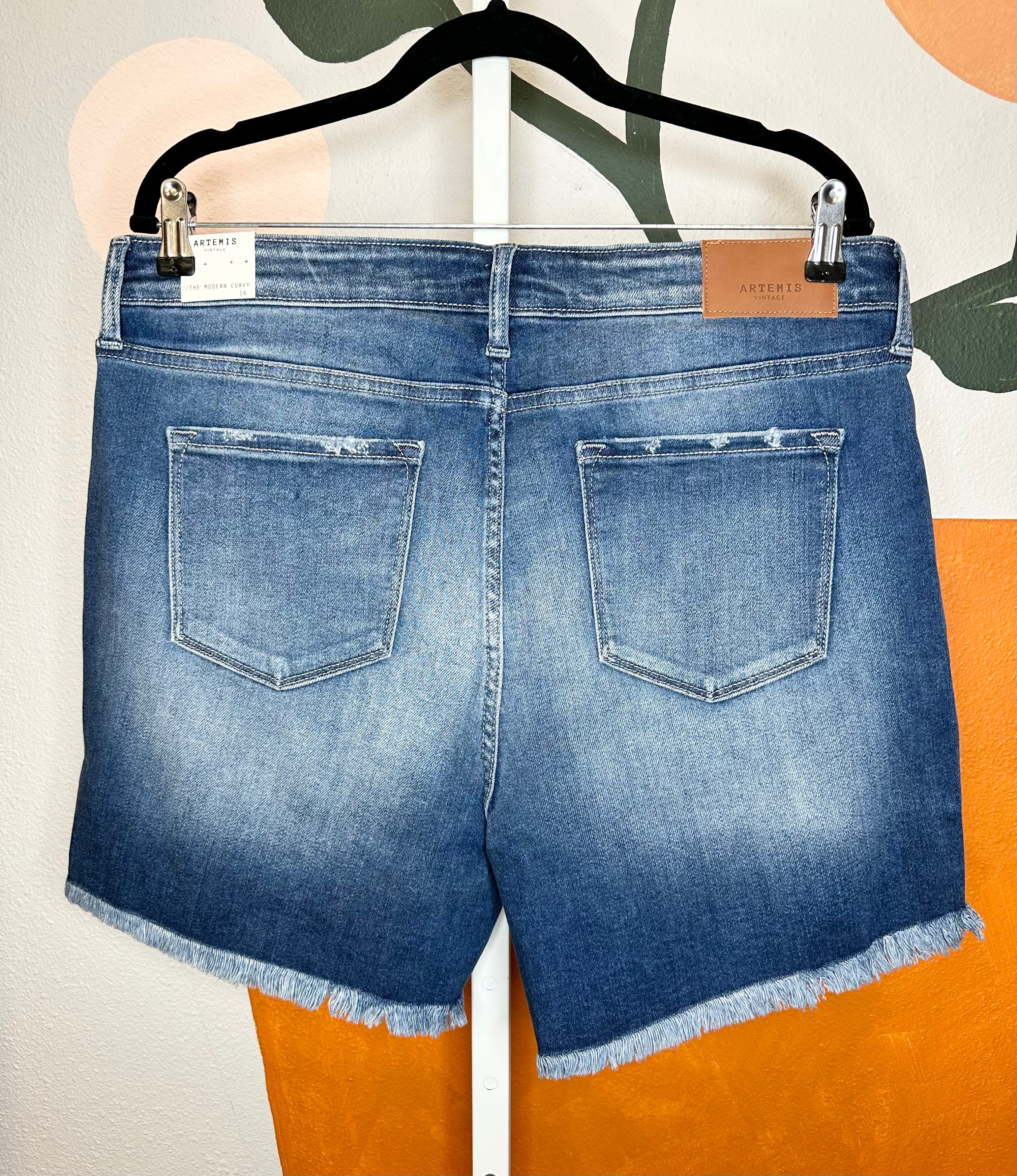 Curvy Raw Hem Shorts